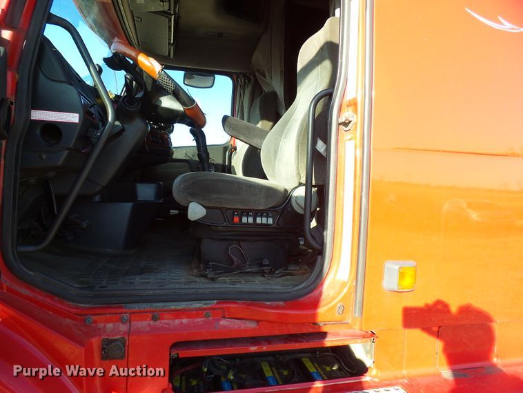 image for item DI0730 2003 Volvo VN semi truck