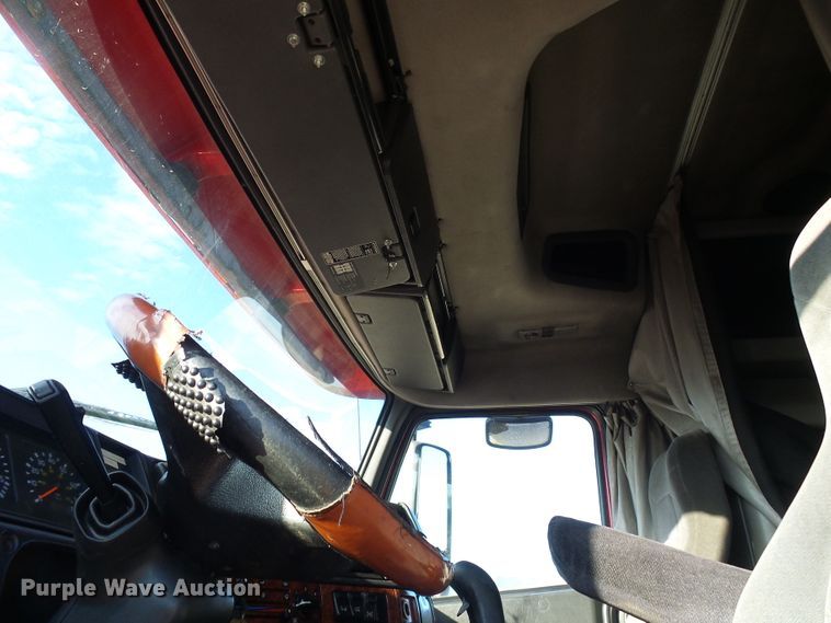 image for item DI0730 2003 Volvo VN semi truck