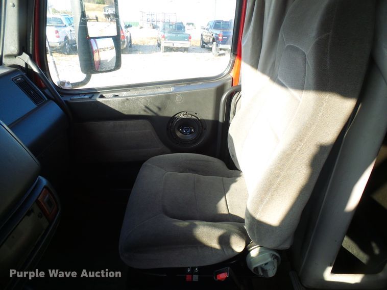 image for item DI0730 2003 Volvo VN semi truck