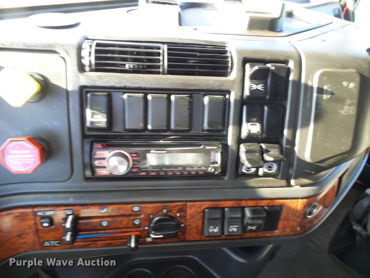 image for item DI0730 2003 Volvo VN semi truck