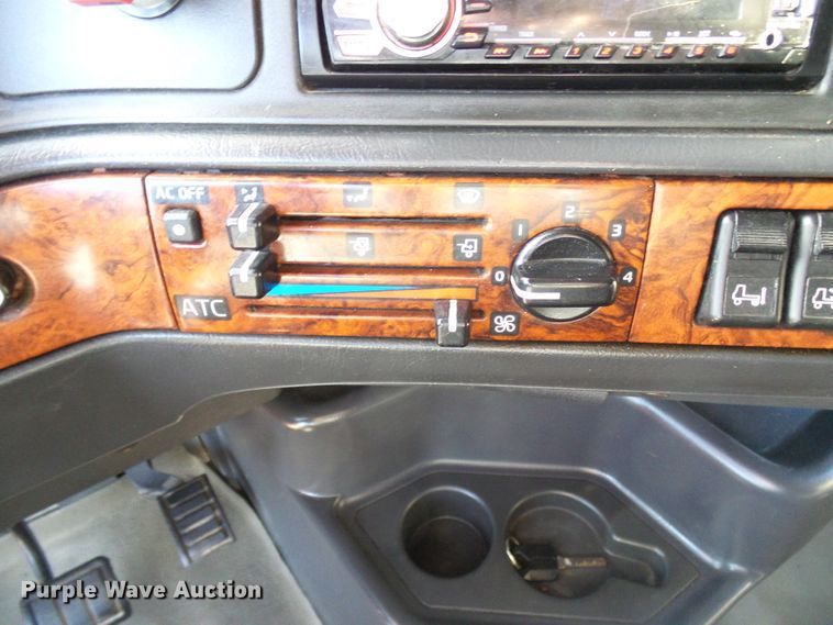 image for item DI0730 2003 Volvo VN semi truck