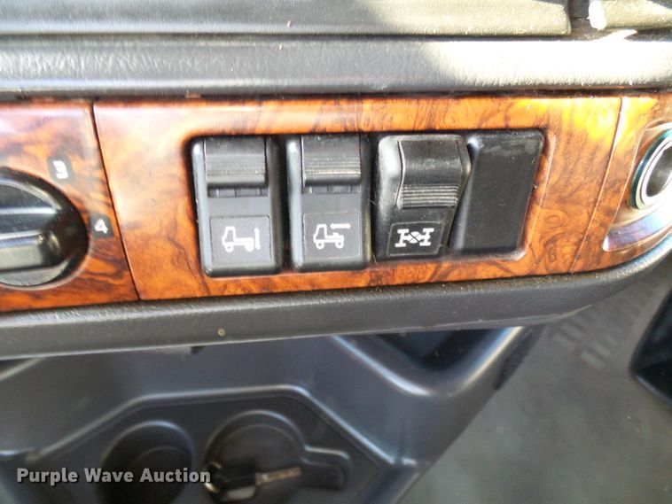 image for item DI0730 2003 Volvo VN semi truck