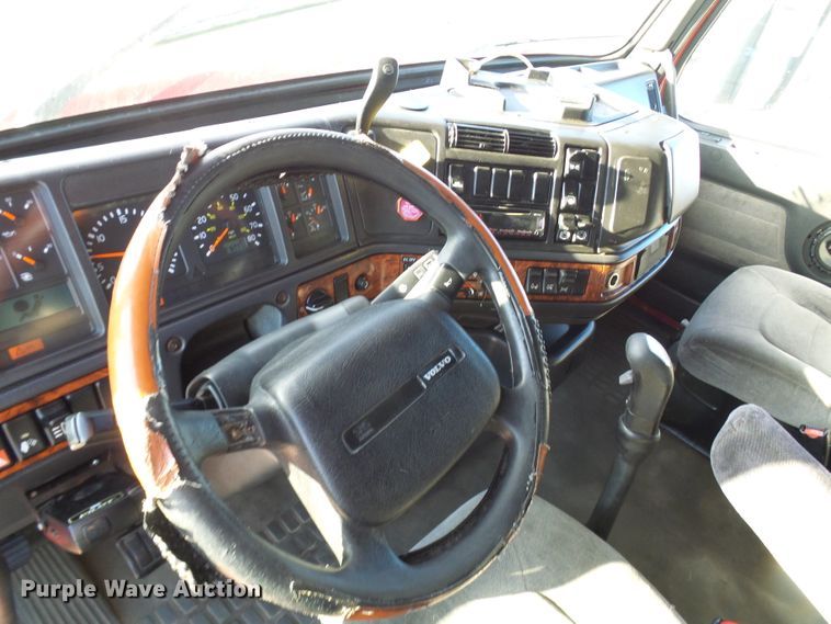 image for item DI0730 2003 Volvo VN semi truck