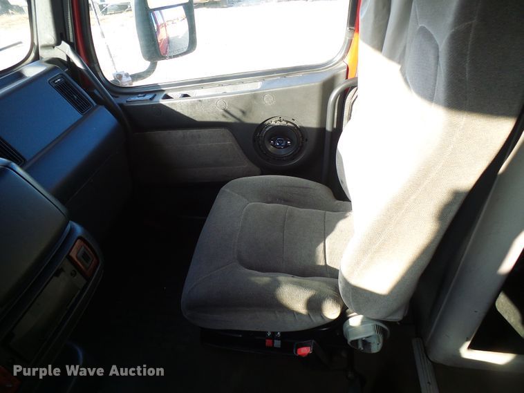 image for item DI0730 2003 Volvo VN semi truck