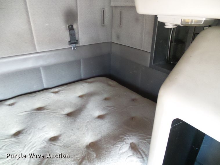 image for item DI0730 2003 Volvo VN semi truck