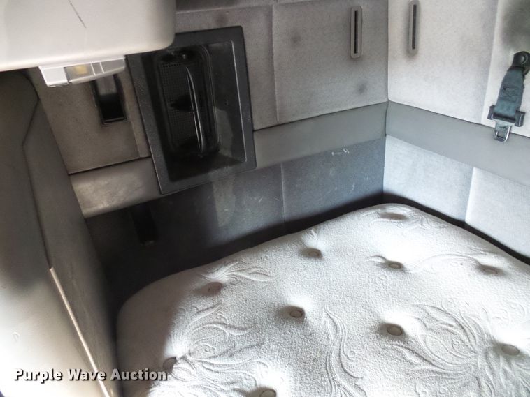 image for item DI0730 2003 Volvo VN semi truck