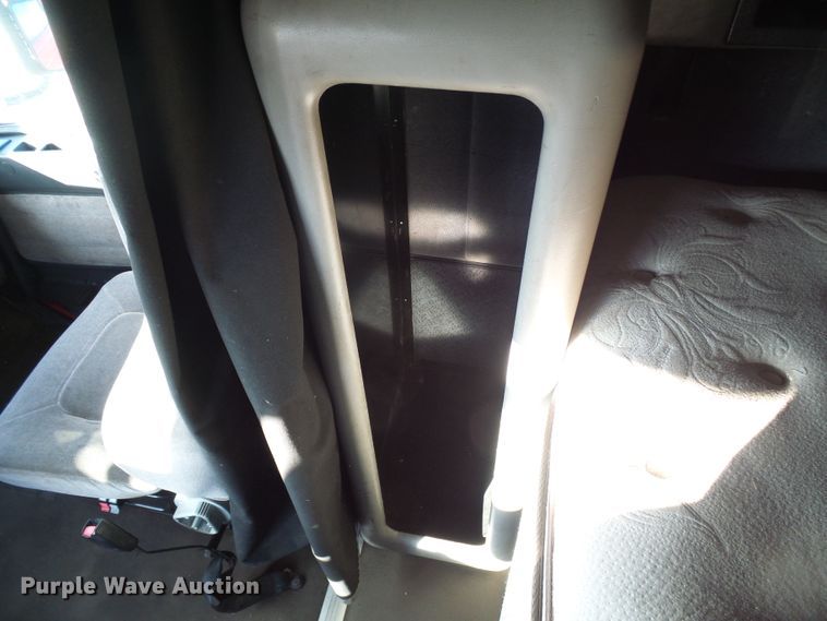 image for item DI0730 2003 Volvo VN semi truck