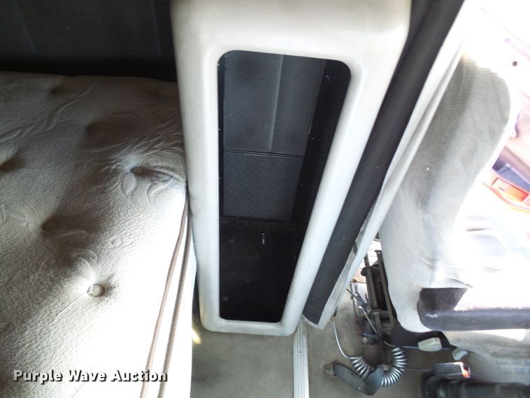 image for item DI0730 2003 Volvo VN semi truck