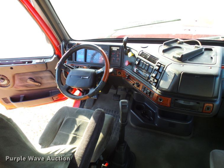 image for item DI0730 2003 Volvo VN semi truck