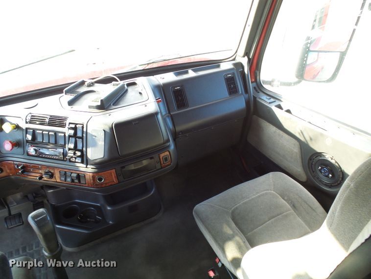 image for item DI0730 2003 Volvo VN semi truck