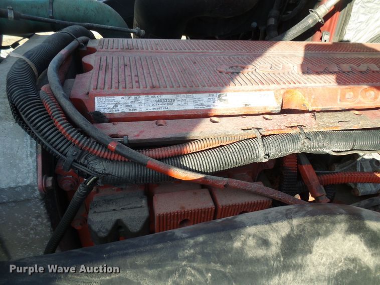 image for item DI0730 2003 Volvo VN semi truck