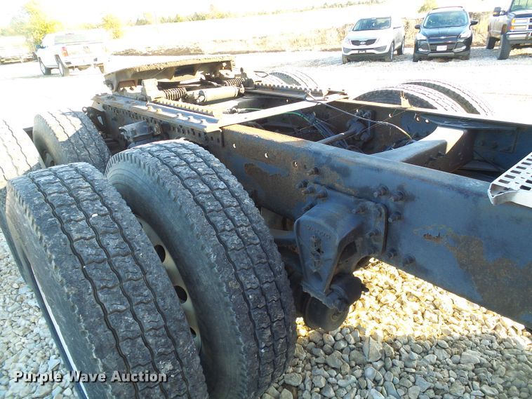 image for item DI0730 2003 Volvo VN semi truck