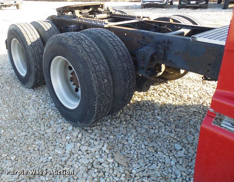 image for item DI0730 2003 Volvo VN semi truck