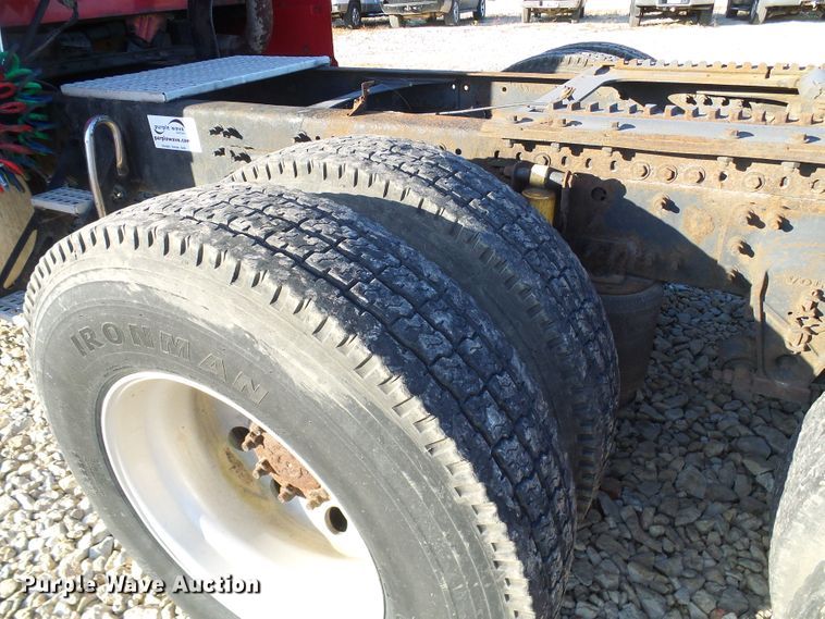 image for item DI0730 2003 Volvo VN semi truck