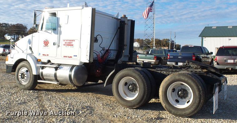 image for item DI0731 1995 White GMC WIA semi truck