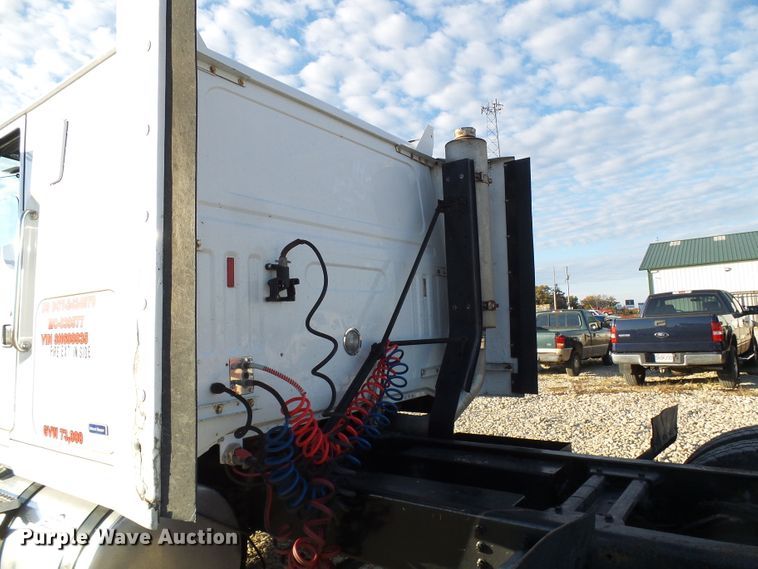 image for item DI0731 1995 White GMC WIA semi truck