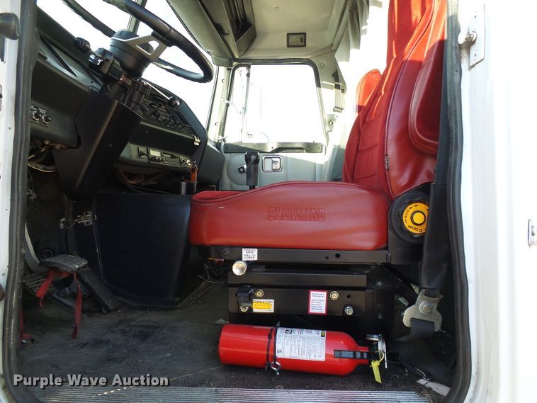 image for item DI0731 1995 White GMC WIA semi truck