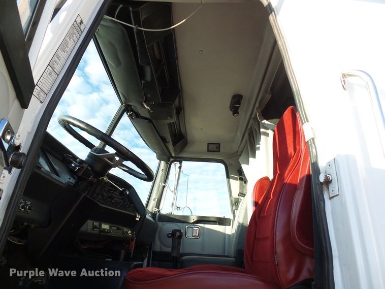 image for item DI0731 1995 White GMC WIA semi truck