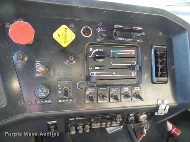 image for item DI0731 1995 White GMC WIA semi truck