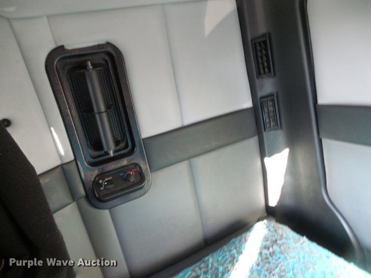 image for item DI0731 1995 White GMC WIA semi truck