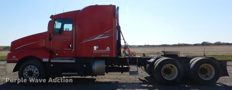 image for item DI2747 2007 Kenworth T600 semi truck
