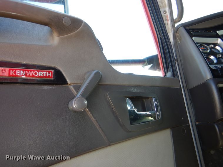 image for item DI2747 2007 Kenworth T600 semi truck