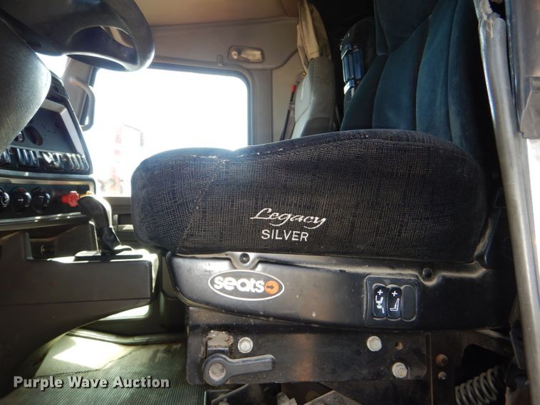 image for item DI2747 2007 Kenworth T600 semi truck