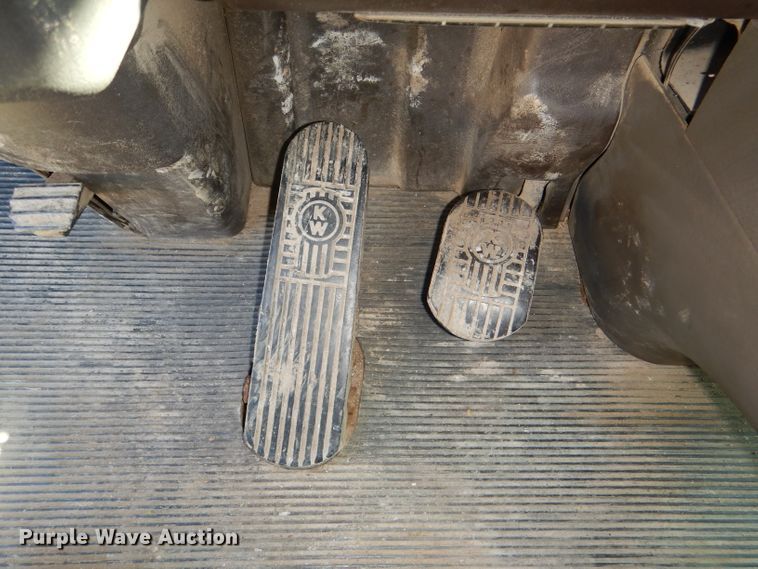 image for item DI2747 2007 Kenworth T600 semi truck