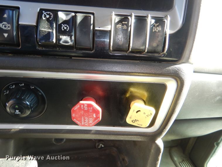 image for item DI2747 2007 Kenworth T600 semi truck