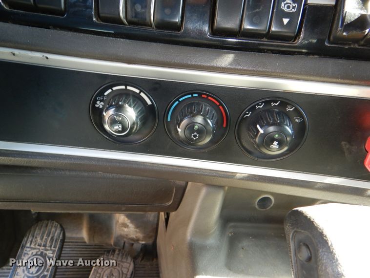 image for item DI2747 2007 Kenworth T600 semi truck