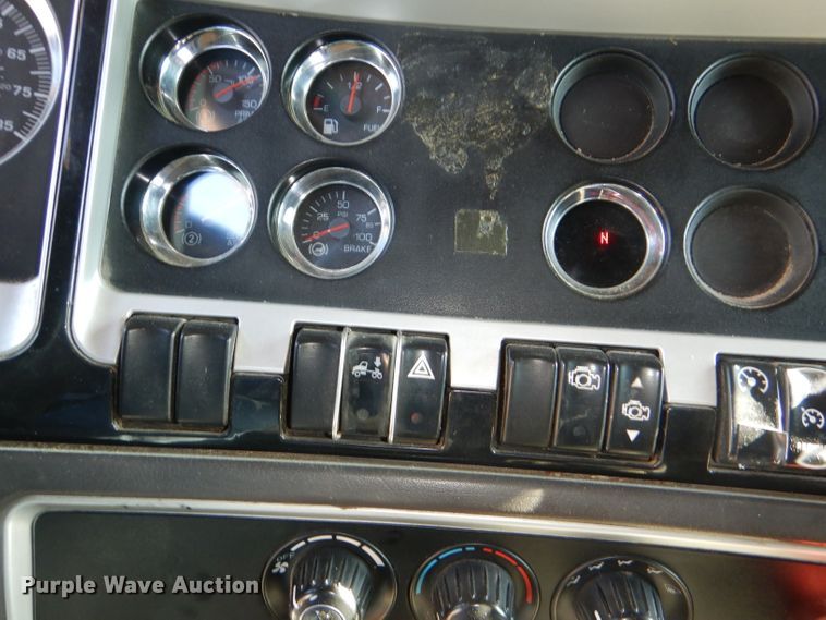 image for item DI2747 2007 Kenworth T600 semi truck