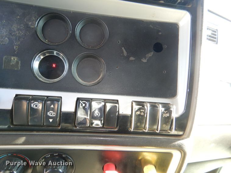 image for item DI2747 2007 Kenworth T600 semi truck