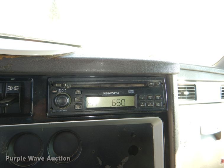 image for item DI2747 2007 Kenworth T600 semi truck