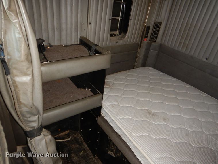 image for item DI2747 2007 Kenworth T600 semi truck