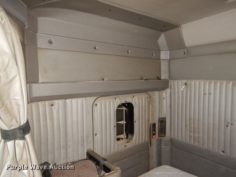 image for item DI2747 2007 Kenworth T600 semi truck