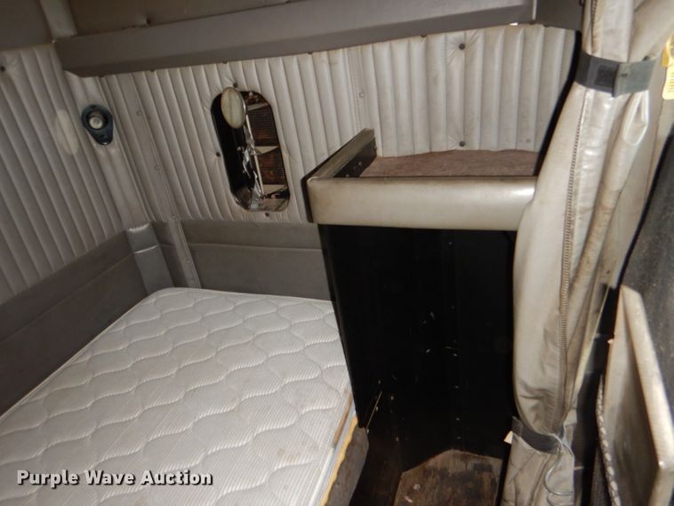 image for item DI2747 2007 Kenworth T600 semi truck