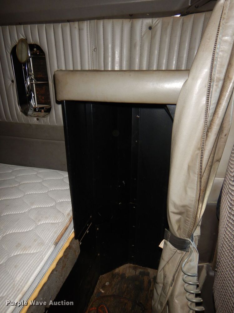 image for item DI2747 2007 Kenworth T600 semi truck