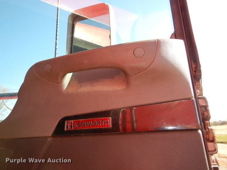 image for item DI2747 2007 Kenworth T600 semi truck