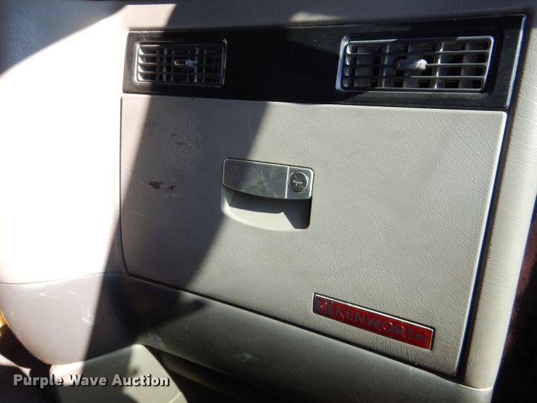 image for item DI2747 2007 Kenworth T600 semi truck