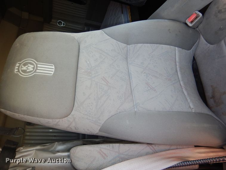 image for item DI2747 2007 Kenworth T600 semi truck