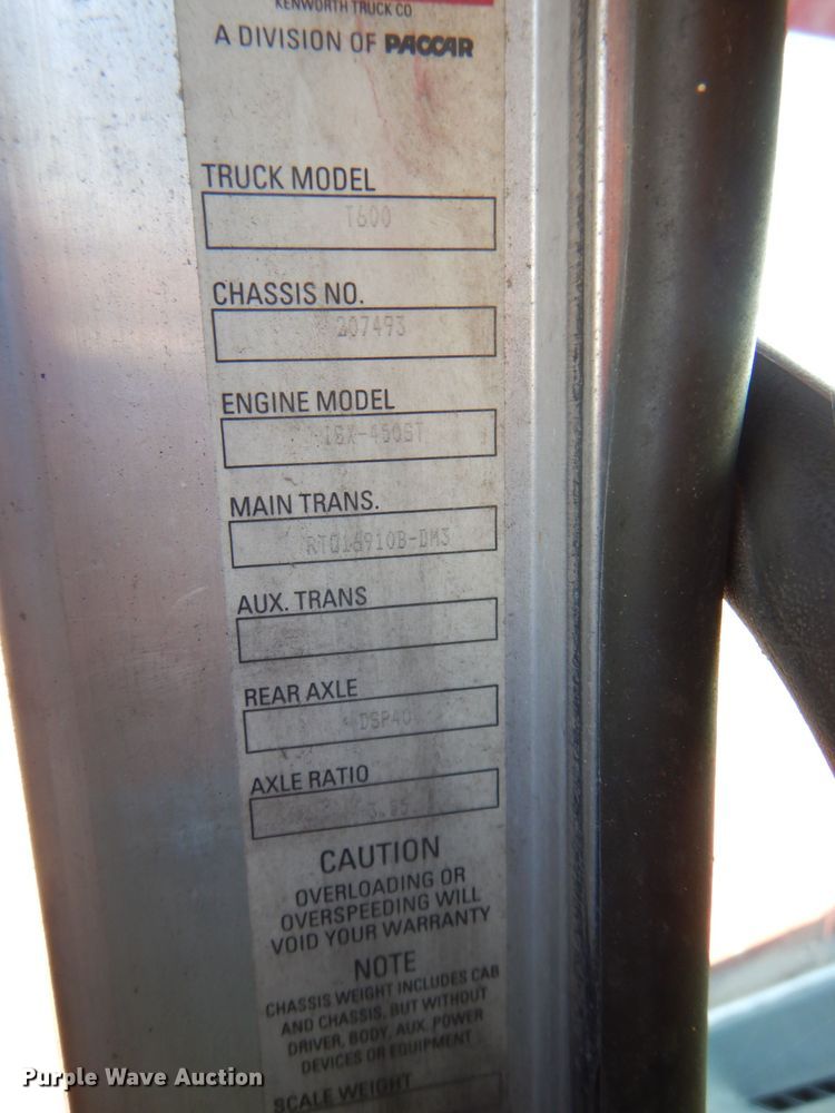 image for item DI2747 2007 Kenworth T600 semi truck