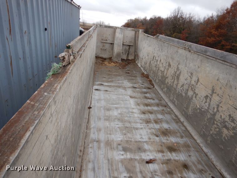 image for item EC9096 1993 East end dump trailer