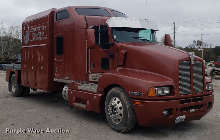 image for item ET9933 1999 Kenworth T600 utility truck