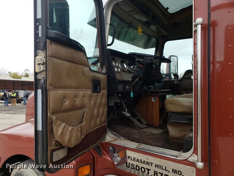 image for item ET9933 1999 Kenworth T600 utility truck