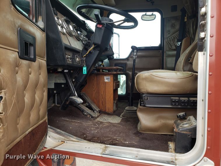 image for item ET9933 1999 Kenworth T600 utility truck