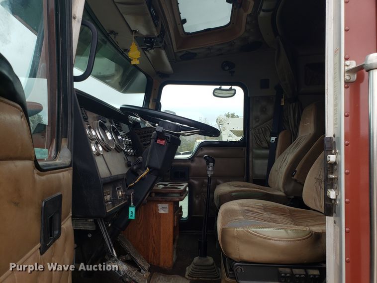 image for item ET9933 1999 Kenworth T600 utility truck