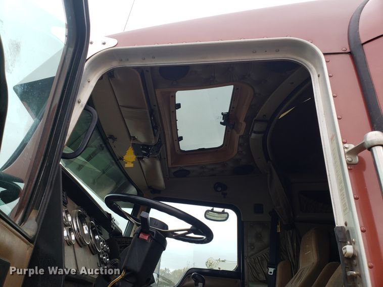 image for item ET9933 1999 Kenworth T600 utility truck