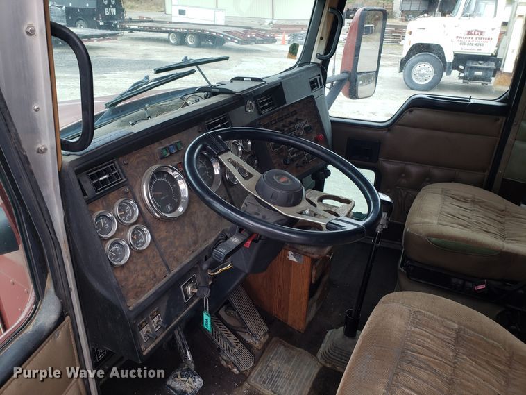 image for item ET9933 1999 Kenworth T600 utility truck