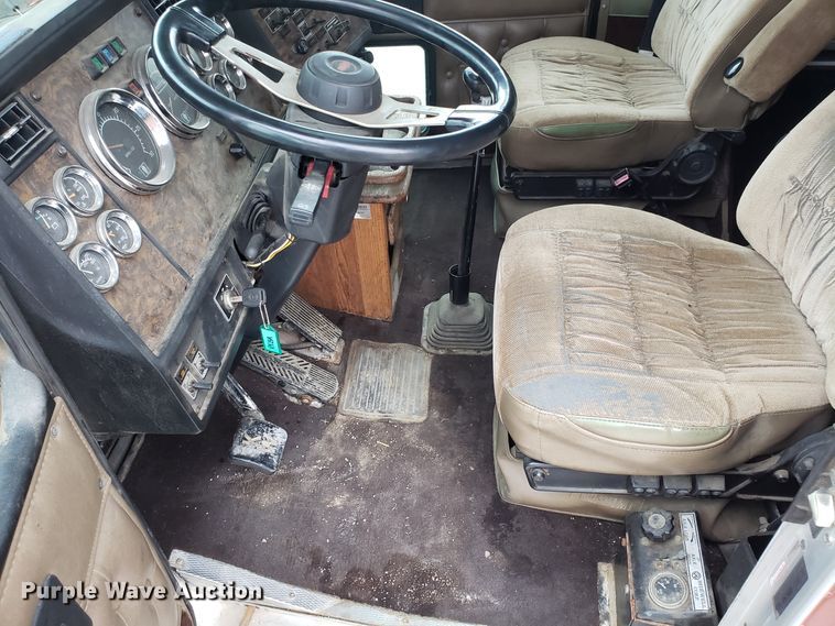 image for item ET9933 1999 Kenworth T600 utility truck