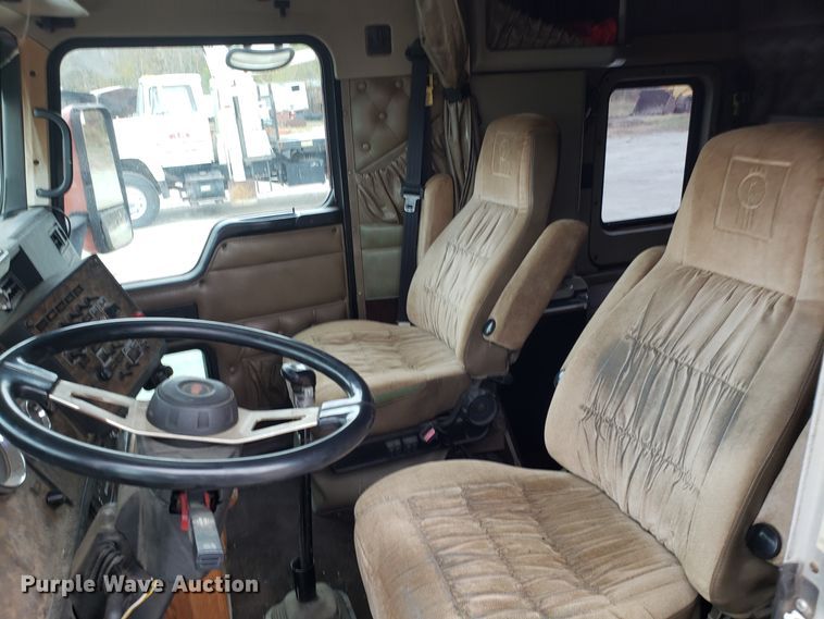 image for item ET9933 1999 Kenworth T600 utility truck